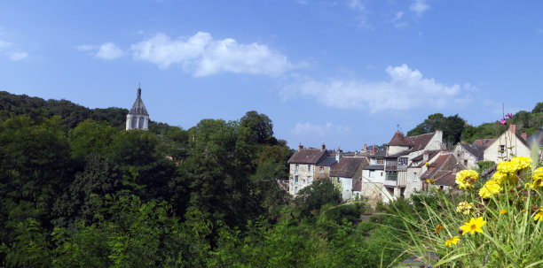照片中的小路或徒步冒险，穿越城市和村庄，各种纪念碑和建筑，平原或山脉的不同景观。图片下载