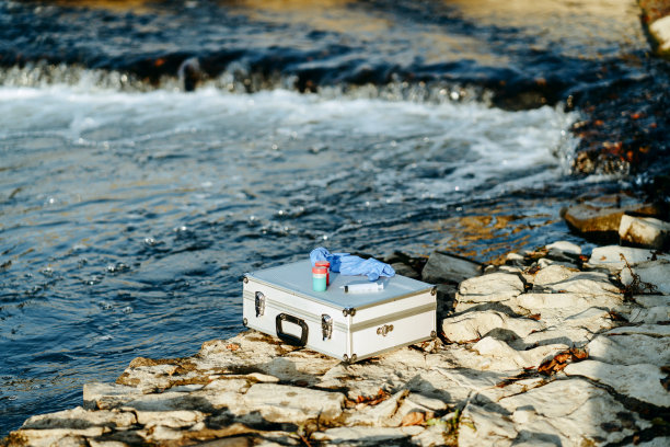 河中水样的科学容器图片下载