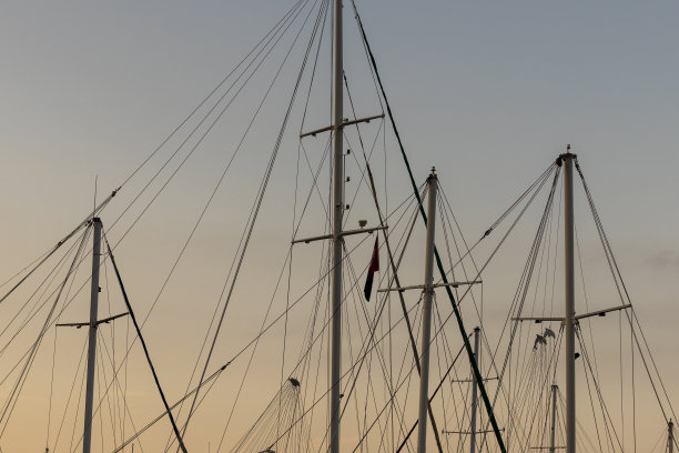 帆船的桅杆和绳索图片下载