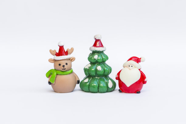 可爱的小驯鹿娃娃和圣诞老人玩具与圣诞树隔离在白色背景图片下载