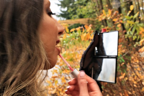 穿上口红图片下载