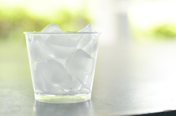 水与碎冰块在玻璃上模糊美丽的背景图片下载