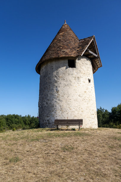 照片中的小路或徒步冒险，穿越城市和村庄，各种纪念碑和建筑，平原或山脉的不同景观。图片下载