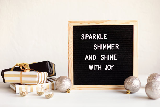 毛毡信板的文字闪闪发光，闪烁和欢乐和圣诞礼物，装饰图片下载