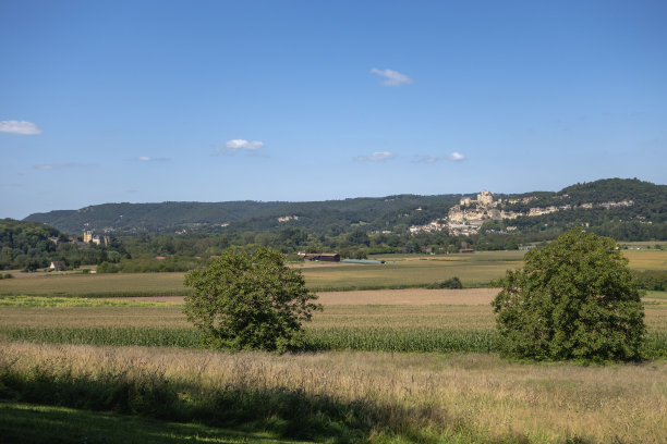 照片中的小路或徒步冒险，穿越城市和村庄，各种纪念碑和建筑，平原或山脉的不同景观。图片下载