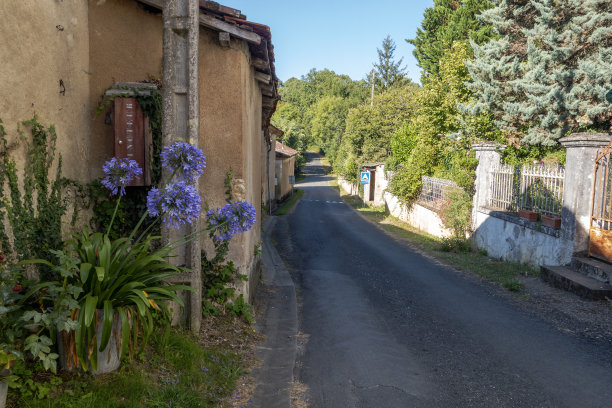 照片中的小路或徒步冒险，穿越城市和村庄，各种纪念碑和建筑，平原或山脉的不同景观。图片下载