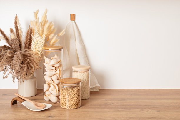 各种各样的谷物，谷物和意大利面在玻璃罐里和木制桌子上的厨房用具。健康均衡的食物，道德可持续的生活方式，零浪费，生态友好的理念。图片下载