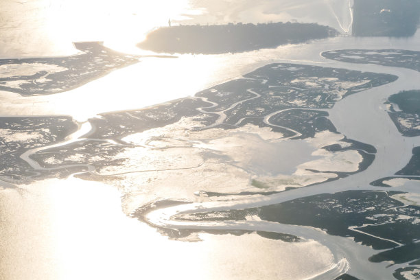 从空中飞机鸟瞰威尼斯泻湖的美丽照片图片下载