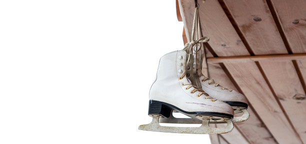 冰鞋挂在挂钩上，冬季运动的概念，全景旗帜图片下载