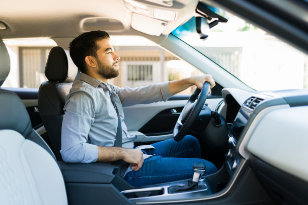 帅哥通勤上班图片下载