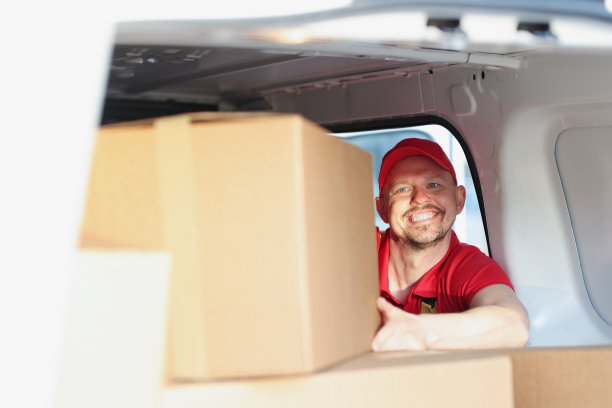 男人喜欢把箱子放在卡车上的工作，以便按地址进一步送货图片下载
