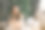 年轻漂亮的女人拿着礼品盒，在一个舒适的房间里，有圣诞树和背景上的礼物。图片下载
