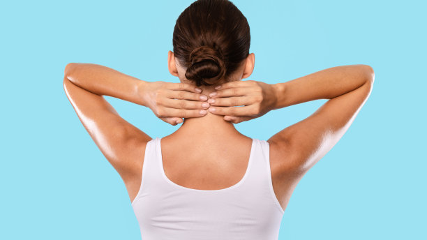 背面的不认识的女人触摸和按摩她的脖子图片下载