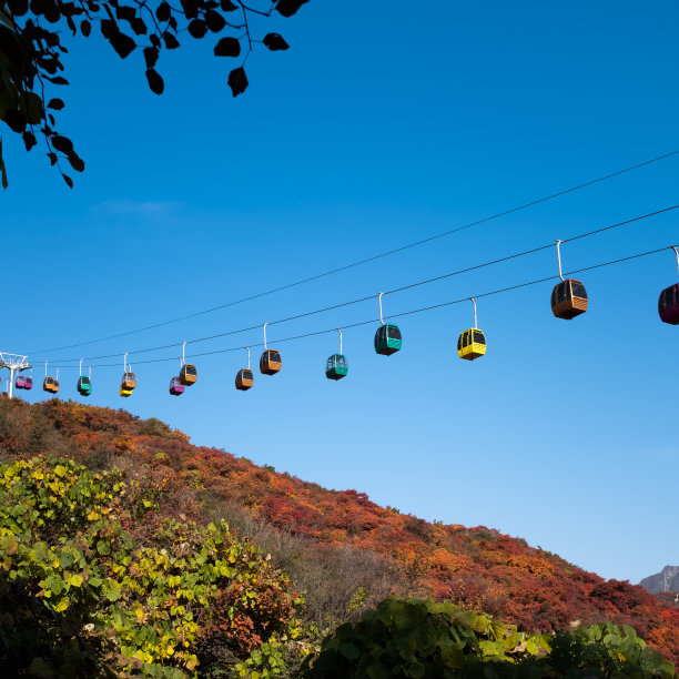 色彩斑斓的缆车图片下载