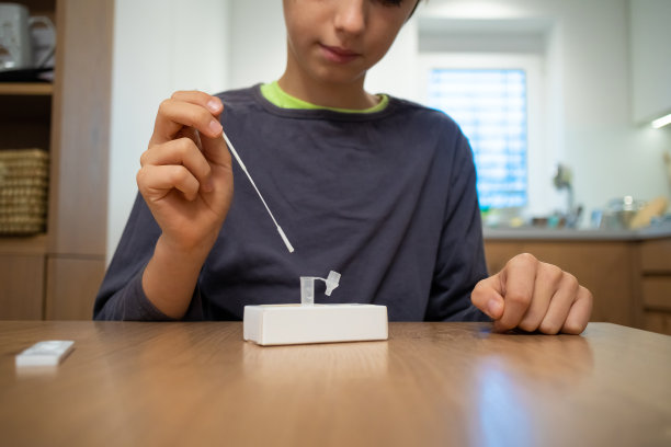 儿童在家中进行冠状病毒自我检测图片下载