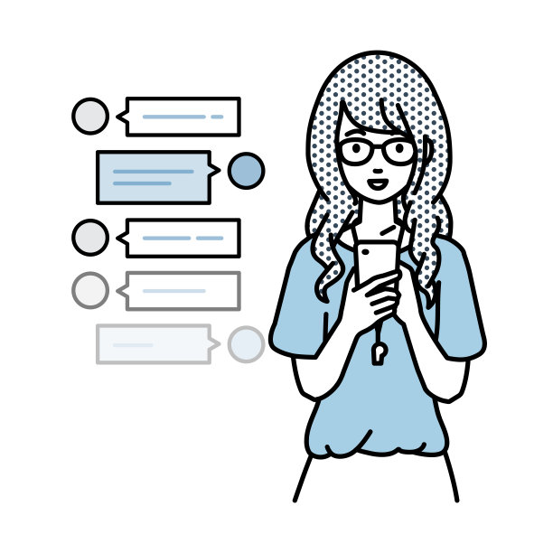 一位女教师一边站着一边看着手里的智能手机，享受着通过社交网络聊天聊天的乐趣图片下载