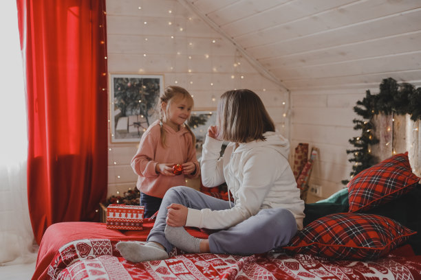 可爱的孩子们在包装圣诞礼物，特写。礼品包装。家庭、寒假和人的概念图片下载