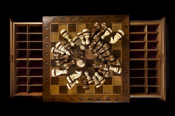 棋子被摆放在棋盘上。一款需要计划和思考的复杂组合的益智游戏。图片下载