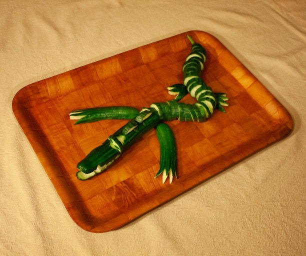 用黄瓜做的玩具鳄鱼。图片下载