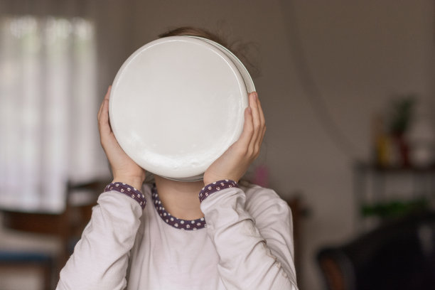 孩子用碗捂着脸图片下载