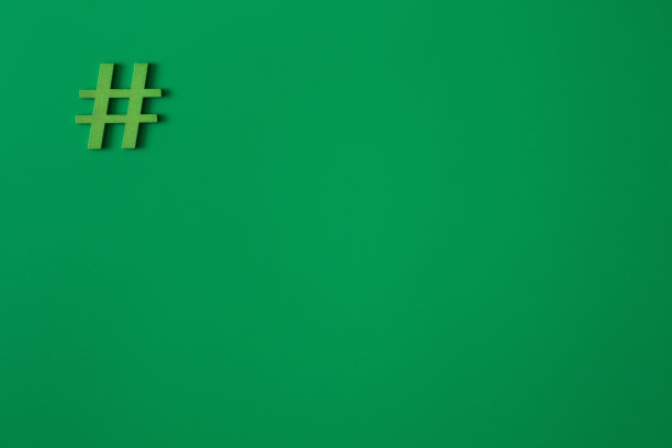 绿色木质符号#标签在绿色背景上图片下载