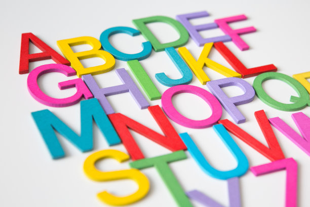 彩色木制英文字母A-Z在白色的背景图片下载