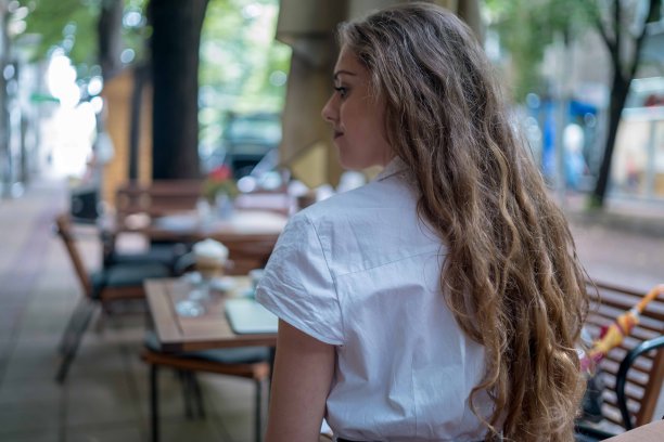 女商人一边用笔记本电脑一边在咖啡桌上享受工作图片下载