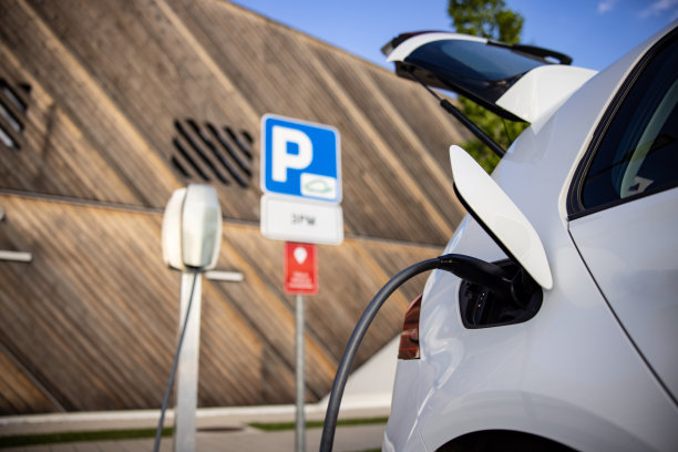 电动汽车在充电站用插头充电图片下载