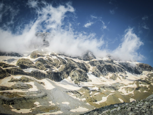 蔚为壮观的景象，白雪皑皑的山脉在蓝天下高耸入云。图片下载