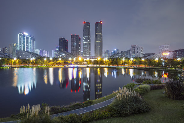 在成都的小溪旁拍摄的繁华的金融城市图片下载