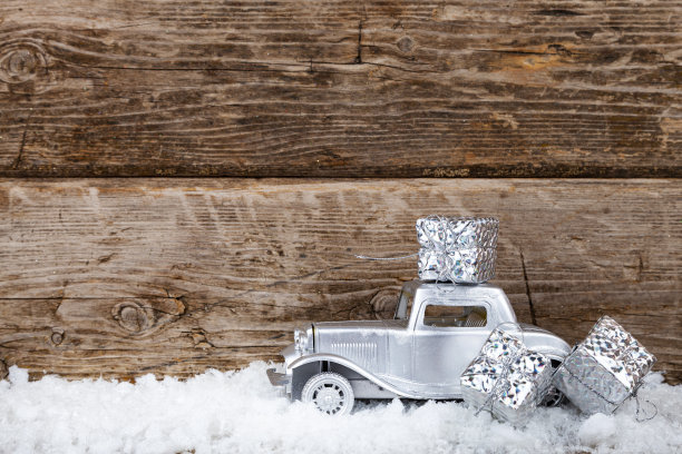 汽车上载着圣诞礼物。图片下载