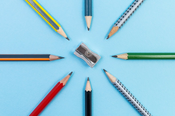 八支铅笔的卷笔刀图片下载