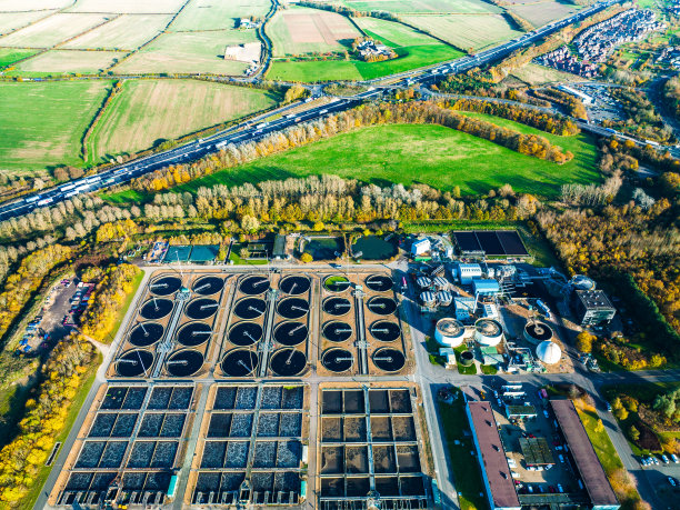 现代污水处理厂净化池航拍照片图片下载