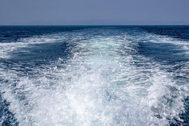 从快艇上飘来的波浪图片下载