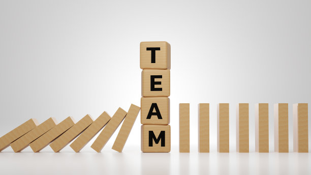 木块多米诺效应停止木块堆叠文字团队。业务危机影响风险保护，业务解决方案，团队合作，战略制定。3 d渲染插图。图片下载