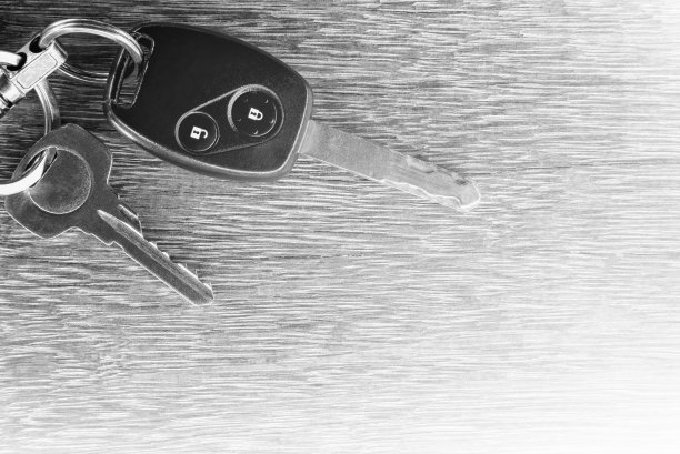 车钥匙放在木桌上。图片下载