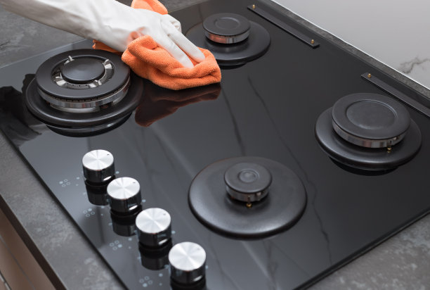 清洁煤气炉。人手用超细纤维抛光玻璃图片下载