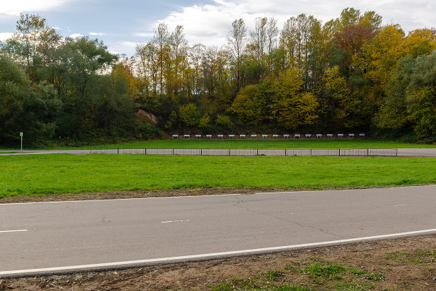 秋季森林中的冬季两项比赛路线。冬季两项体育场图片下载
