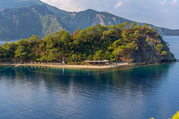 照片来自土耳其、地中海地区、Muğla、菲特耶港、城市中心和海湾。图片下载