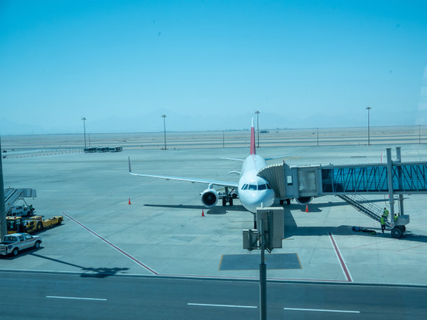 一架客机停在机场，准备迎接乘客。图片下载
