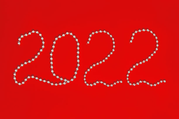 2022号由银珠制成的项链。红色背景上的圣诞快乐和新年快乐概念。2022年创意背景，卡片设计图片下载