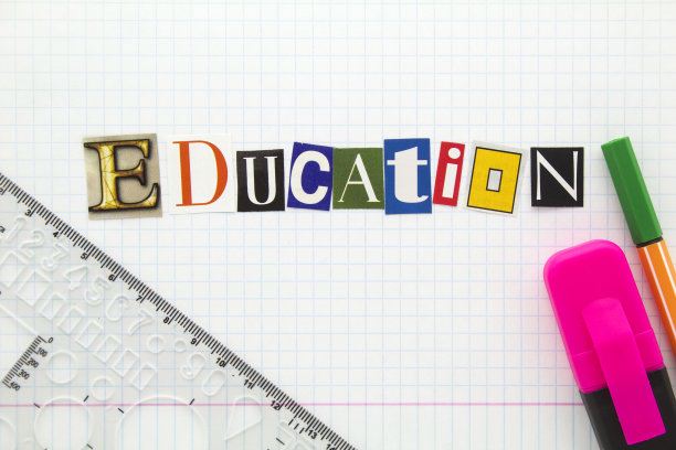 教育-从裁剪杂志剪报白色方格笔记本纸的背景与尺，高光和马克笔。教育标题的概念。图片下载