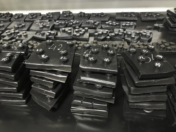 在控制过程中，用于测量硬度的圆盘正在等待图片下载