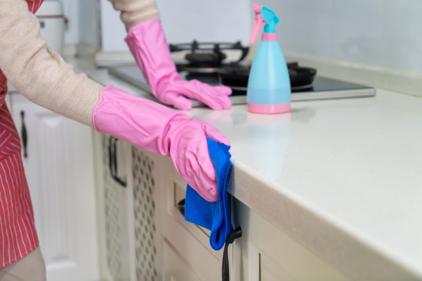 家庭主妇们正在打扫厨房去油图片下载