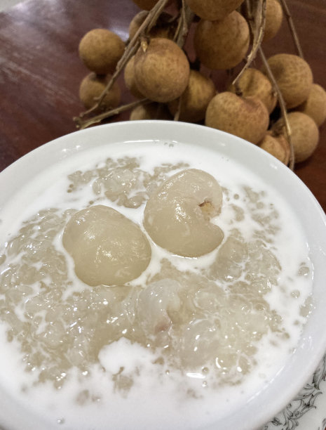 传统的泰国甜点，甜糯米配龙眼和椰奶图片下载