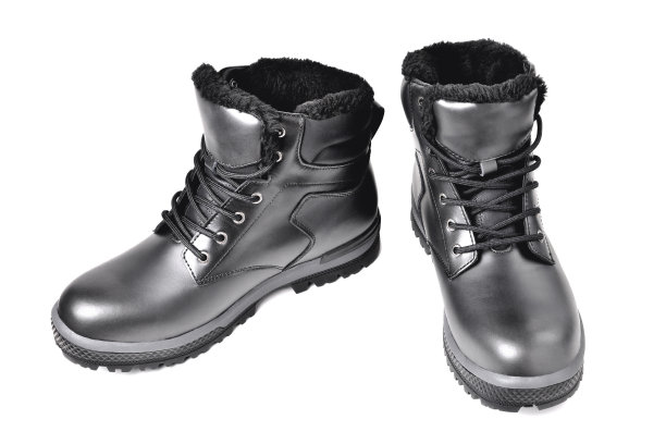 冬季男人"u2019黑色皮靴白色背景，远足鞋，实用的越野鞋，特写隔离图片下载