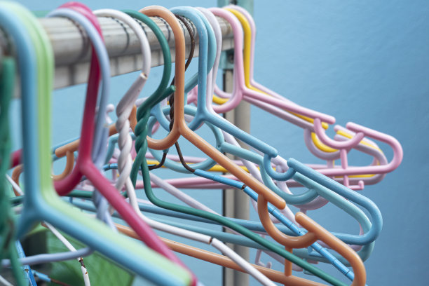 特写衣架在中间的橙色和蓝色。图片下载