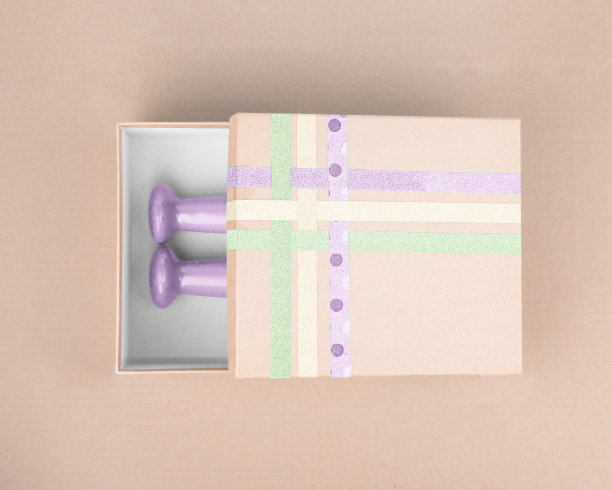 礼品盒里的丁香哑铃。图片下载