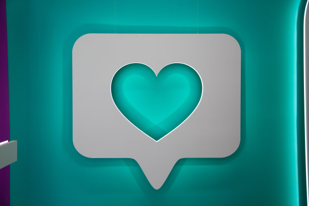 白色背景上装饰绿色象征爱图片下载