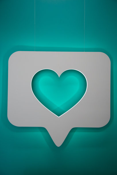 白色背景上装饰绿色象征爱图片下载